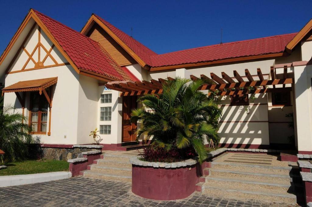 Myat Taw Win Hotel Naypyidaw Exterior photo